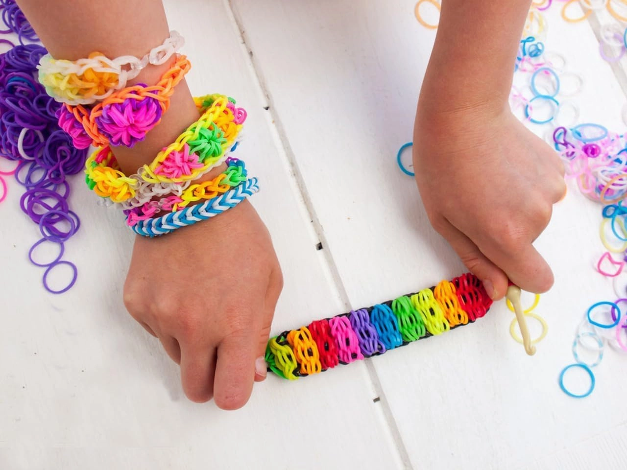 4200  Loom Rubber Bands Colorful Rubber Band Loom Refill Kit for Boy Girl DIY Craft Gift Set Unique Bright Colors/Red
