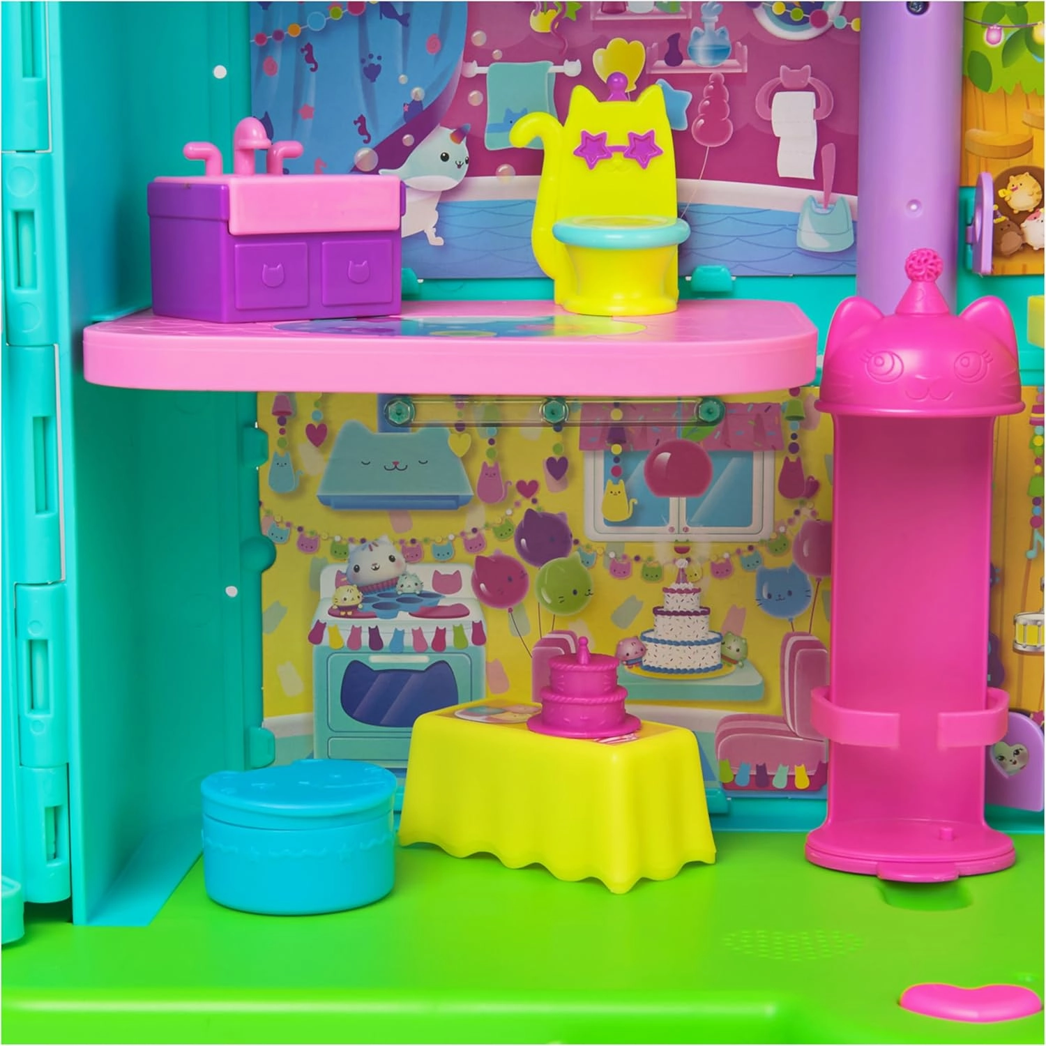 Gabby and the Magic House – Interactive Dollhouse with 1 Figurine   15 Accessories – Celebration Theme – Cartoon Toy – Children's Toy Age 3 Years and Above