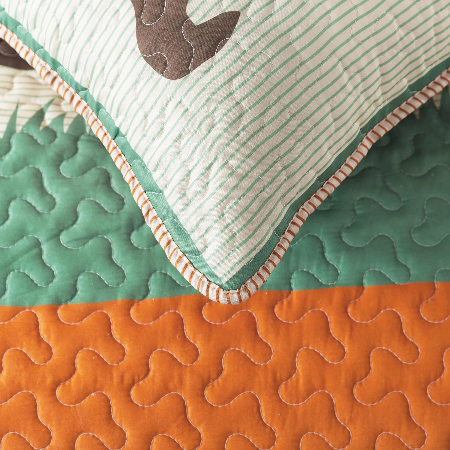 Soul & Lane Rustic Cabin Bear Quilt Set - Queen Size with 2 Shams, Wilderness Lodge Bedding with Country Nature Theme, Forest Quilted Bedspread with Outdoor Motif for Ski Lodge and Lake House