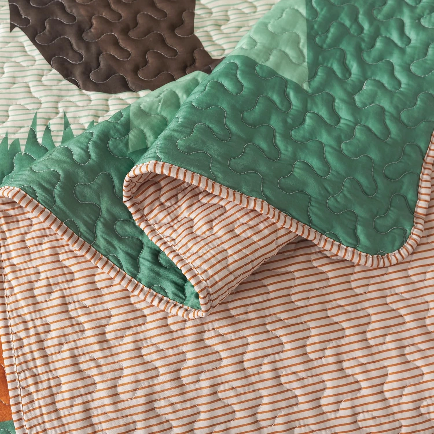 Soul & Lane Rustic Cabin Bear Quilt Set - Queen Size with 2 Shams, Wilderness Lodge Bedding with Country Nature Theme, Forest Quilted Bedspread with Outdoor Motif for Ski Lodge and Lake House
