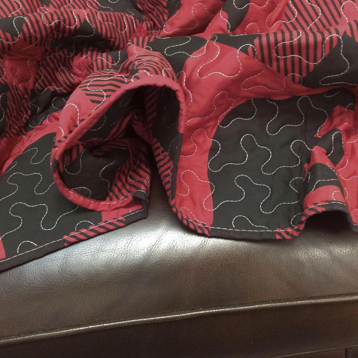 Virah Bella 3 Piece King Lodge Quilt Bedding Set - Buffalo Bear Plaid Red - Rustic Cabin Country Reversible Camping Comforter Set with Decorative Pillow Shams, Red/Black